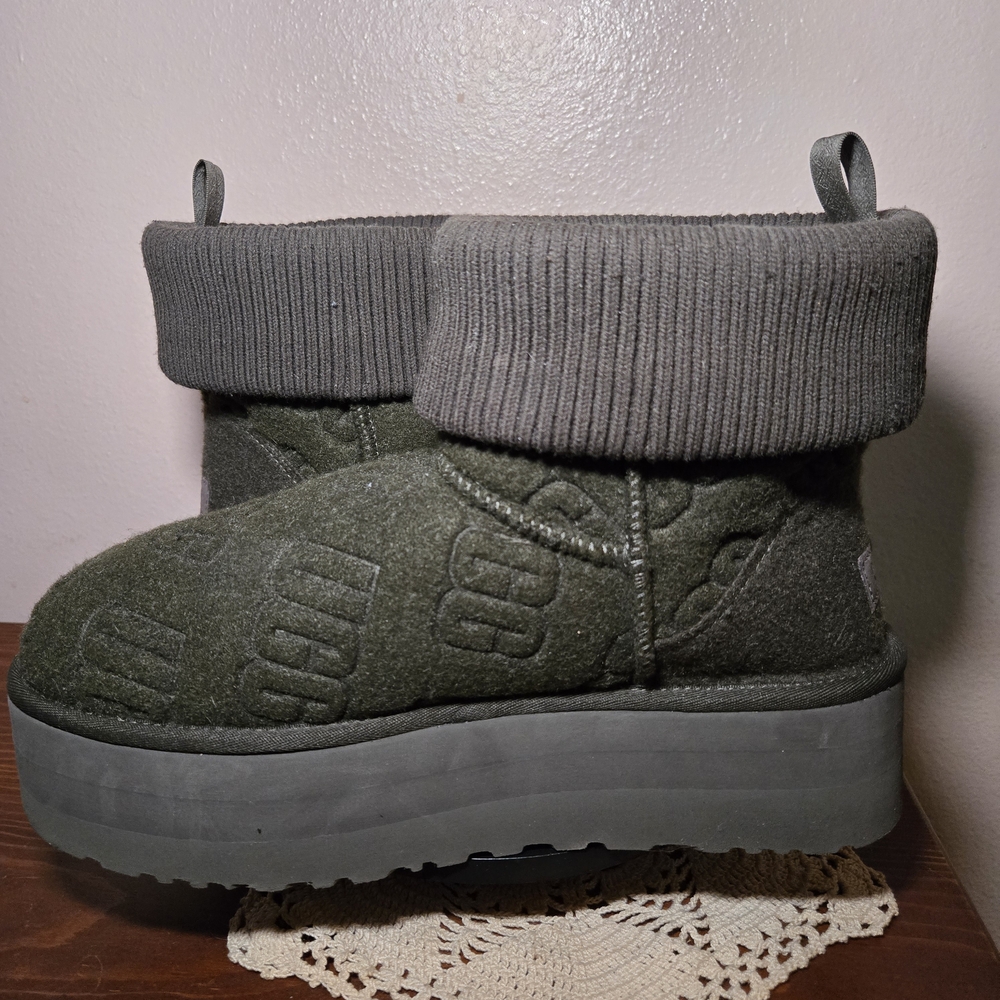 UGG Green Felt Ankle Boots embossed with the Name UGG - Picture 6 of 9